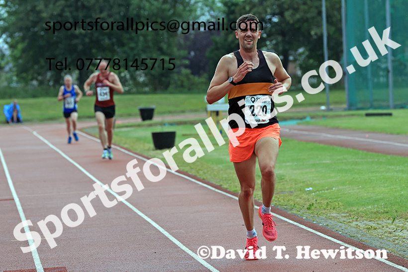 5000 metres, 2025 NEMAA Track and Field, Monkton. Photo: David T. Hewitson/Sports for All Pics